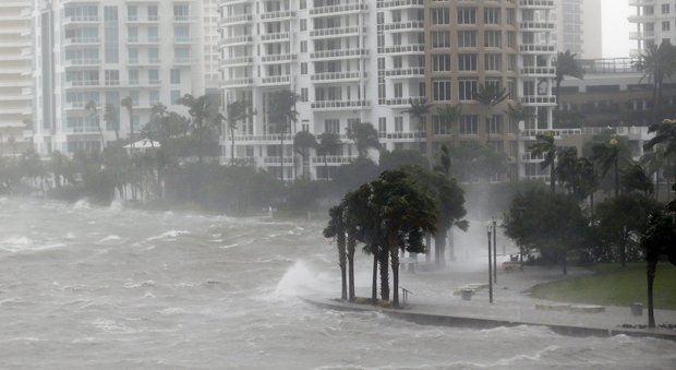 Uragano Irma sulla Florida, scatta coprifuoco a Miami. Un napoletano disperso ai Caraibi: la sorella lancia un appello online
