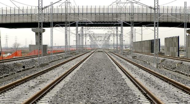 Sospesa la circolazione dei treni sulla linea Foggia-Caserta. Cancellazioni e ritardi a Lecce e Bari