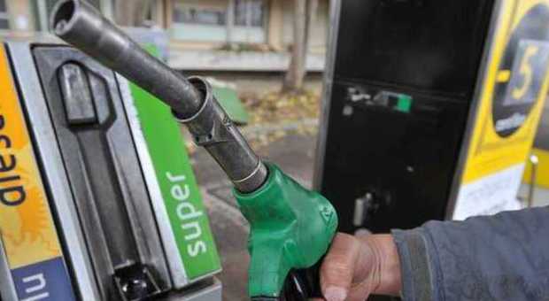 Benzina, prezzi giù del 5,5%: è il calo più forte da 4 anni