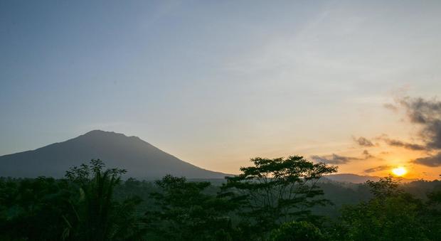 "Il vulcano si è risvegliato": eruzione imminente, evacuati in 50mila a Bali