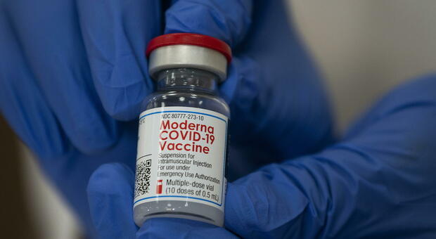 Vaccino Covid, la linea dura della Spagna: chi lo rifiuta sarà registrato