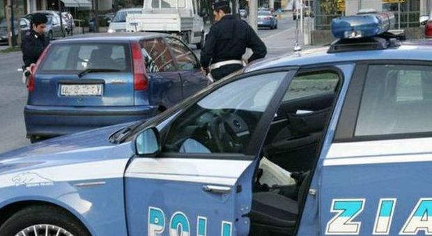 Non riusciva a saldare il debito con una banda di albanesi, spacciatore chiama la polizia: 3 arresti
