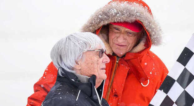 Bernie Ecclestone con Niki Lauda sulle nevi di Kitzbuel