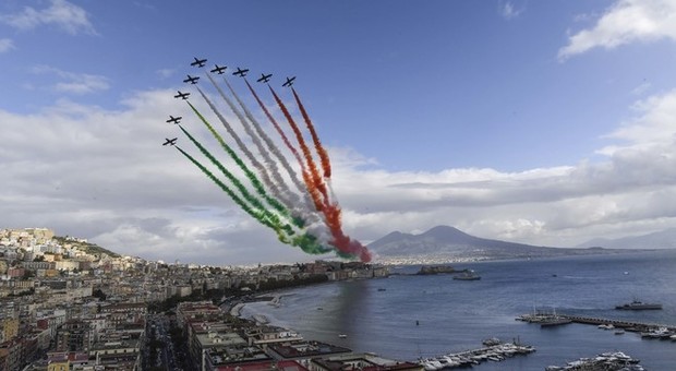 Festa delle forze armate, Mattarella a Napoli: applausi per le frecce tricolori ma i disoccupati protestano