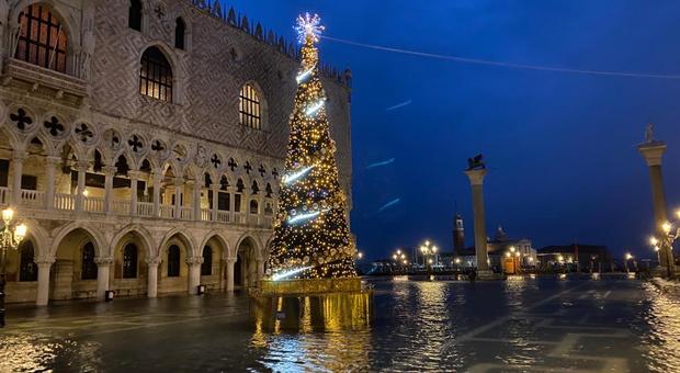 Acqua alta a Venezia, marea molto sostenuta sabato 21 dicembre
