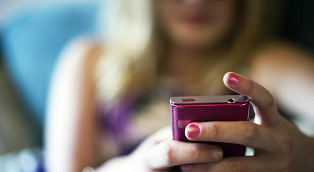 Poliziotta sanzionata per due messaggi whatsapp all'ex del fidanzato: «Farai una brutta fine»