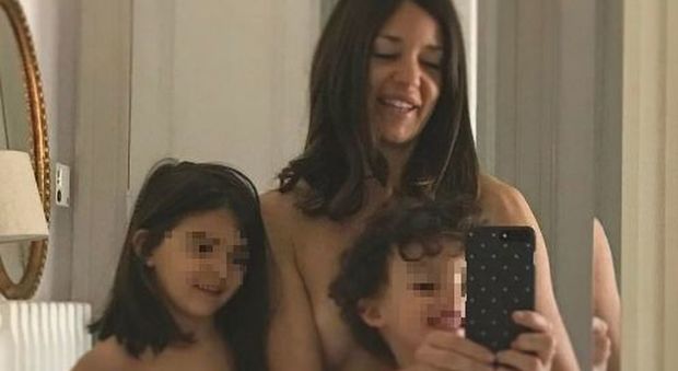 Alessia Fabiani, selfie nuda con i figli sul letto. I fan si dividono: "Vergognosa", "Bellissimi"