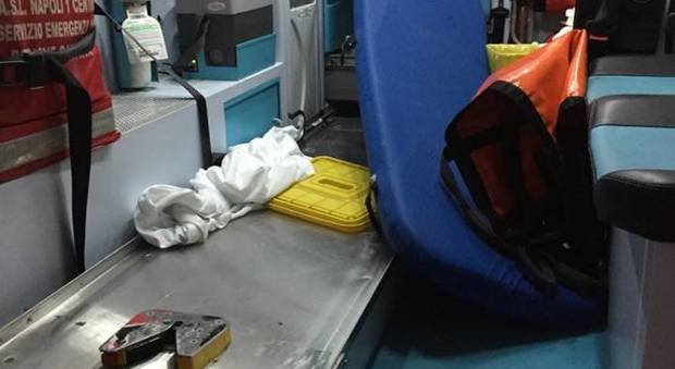 Ragazzo a Napoli muore in un incidente: gli amici sequestrano un'ambulanza