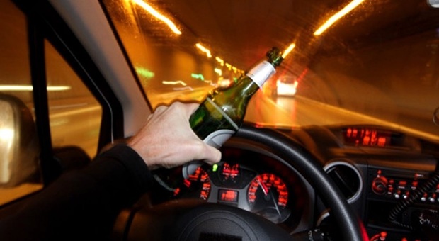 Ubriaco al volante si schianta contro le auto in sosta: indagato