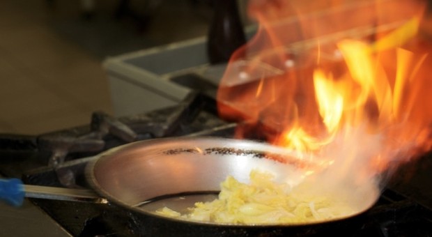 Gli abiti prendono fuoco mentre cucina, 91enne muore carbonizzata in casa