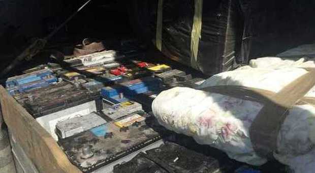 Rifiuti pericolosi: sequestrato Tir romeno con 2mila batterie esauste