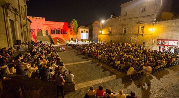 Viterbo: piazza San Lorenzo gremita durante un evento di Caffeina Festival