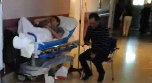 L'ospedale scoppia, malati in barella nei corridoi: le immagini choc riprese dai medici