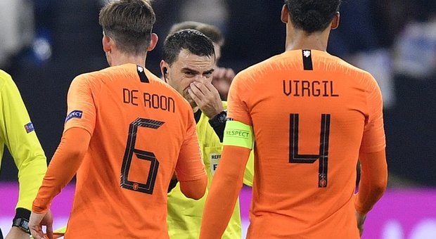 Olanda-Germania, arbitro piange per la madre morta e van Dijk lo abbraccia