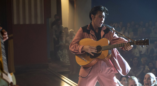 Elvis, arriva il trailer dell'atteso biopic. Baz Luhrmann: «Vi mostro la persona dietro l'icona del rock and roll»