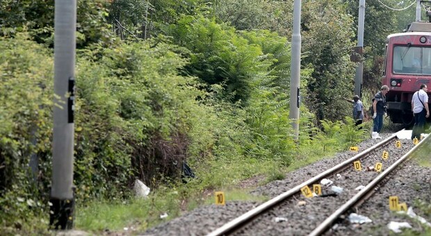 Circumvesuviana, treno travolge auto al passaggio a livello: automobilista salvo