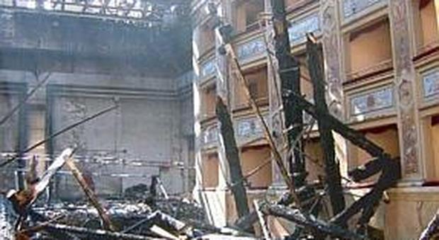 Il teatro distrutto dalla fiamme