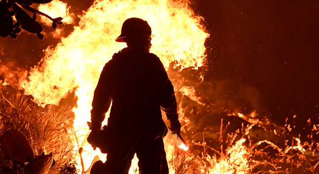 La California brucia ancora: evacuate 27mila persone, dichiarato lo stato d'emergenza