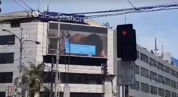 Il video porno finisce sul maxischermo in strada: "Sistema violato dagli hacker"
