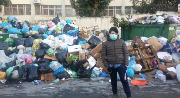 Aggressioni e macchinari danneggiati per essere assunti nel consorzio rifiuti: cinque arresti nel Napoletano