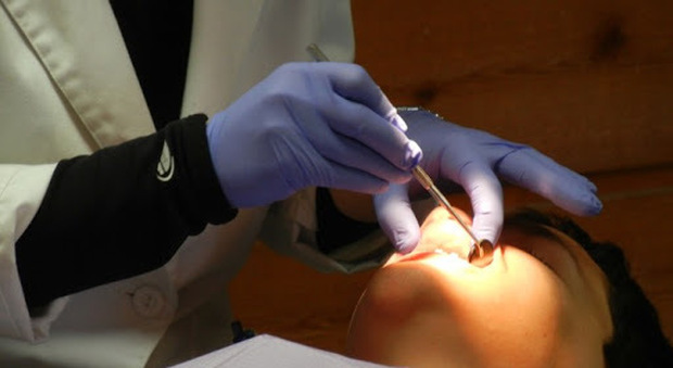 Cornavirus, positivo dentista nel Napoletano: corsa al test per cento pazienti