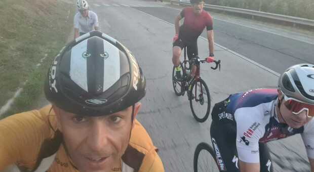 Quattro amici, un giro in bici da 481 km «Una pedalata ai confini delle Marche»