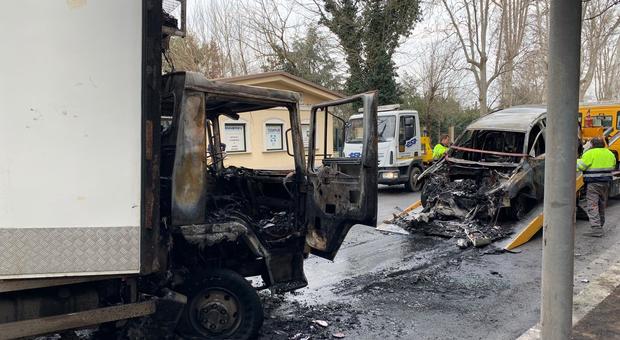 Roma, grave incidente a Tor di Quinto: si incendiano auto e furgone, guidatori in ospedale
