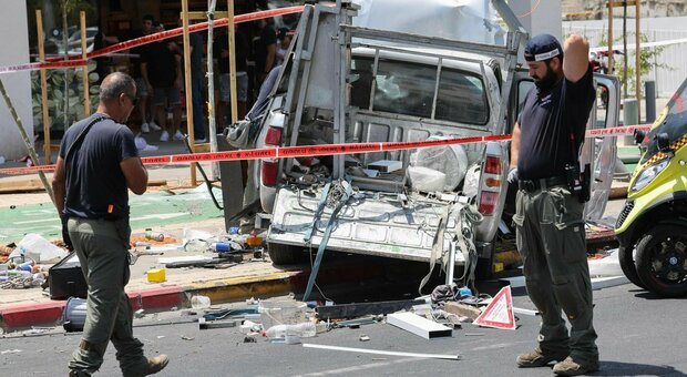 Attentato a Tel Aviv, auto travolge i passanti: 7 feriti
