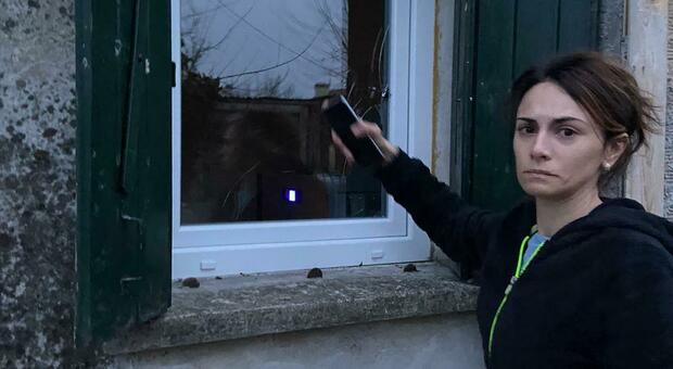 Daniela mostra la finestra dalla quale sono entrati i ladri