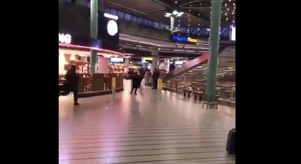 Amsterdam, paura in aeroporto: polizia spara a uomo armato di coltello