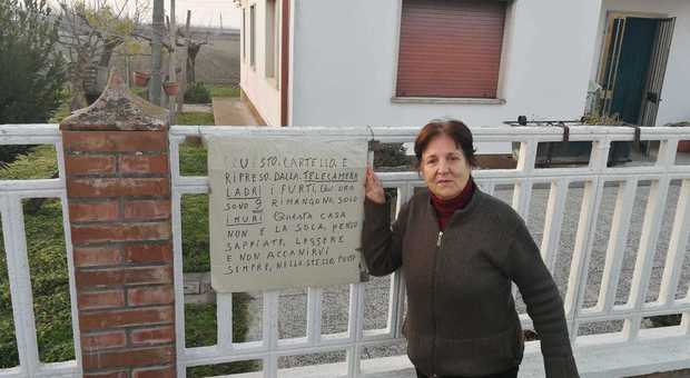 CANARO Rosa Siracusa davanti alla sua casa più volte svaligiata