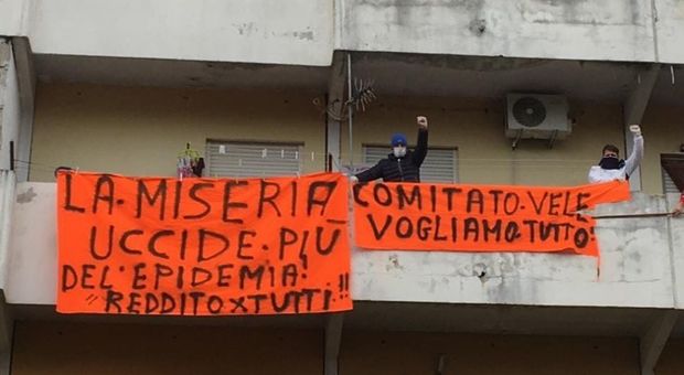 Coronavirus a Napoli, gli striscioni a Scampia: «Vogliamo il reddito di quarantena, ce lo prendiamo con la lotta»