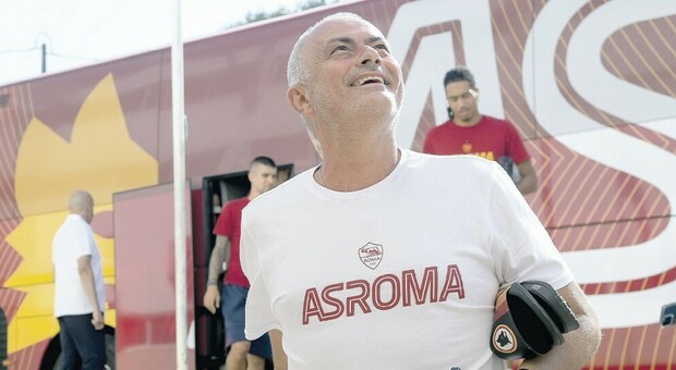 Roma extralarge, Mourinho punta ad un’alternativa per ruolo: obiettivo rosa di 16-17 titolari