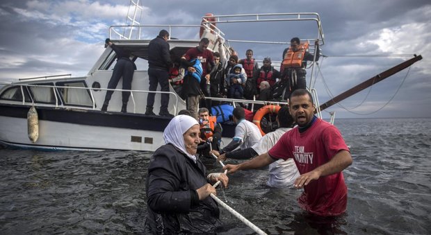 Sbarco di migranti a Lesbo, in Grecia