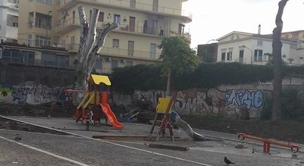 Torre del Greco, giostre e asfalto al posto degli alberi: proteste green in Vesuviana