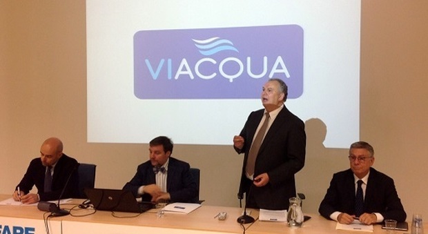 In piedi Angelo Guzzo, presidente di Acque Vicentine. Sullo sfondo il logo della nuova società