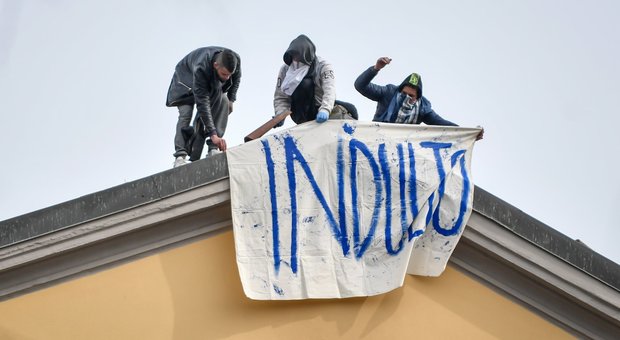 Coronavirus, rivolta a San Vittore a Milano: 15 detenuti sul tetto del carcere, appiccato incendio