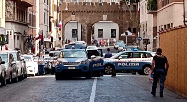 Roma, allarme bomba a due passi dal Vaticano: pacco sospetto sotto una Smart