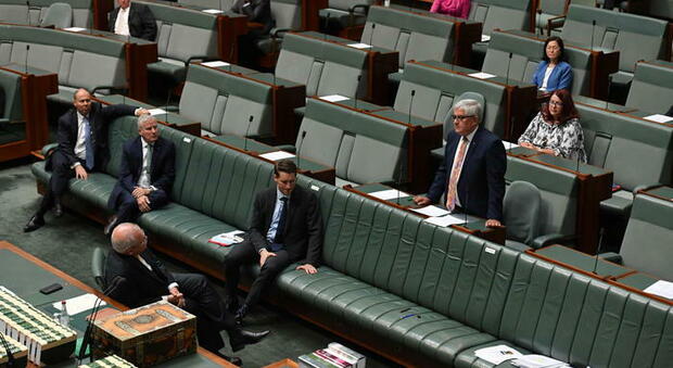Australia, ex addetta stampa stuprata in Parlamento: «spinta a non denunciare». Il premier si scusa
