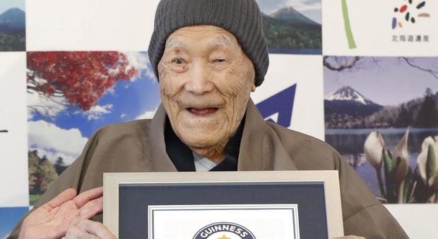 L'uomo più anziano del mondo è giapponese: «Ha 112 anni», e adora i dolci