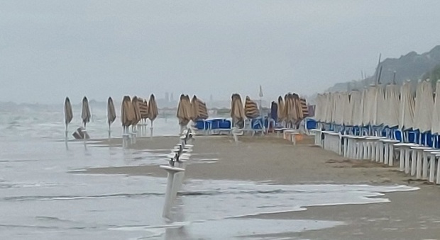 Gli effetti della mareggiata ieri mattina nel lato sud di Levante