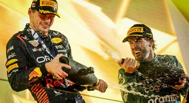 Max Verstappen e Fernando Alonso festeggiano sul podio di Sakhir il risultato del GP del Bahrain