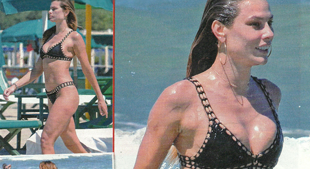 Dayane Mello, sexy sirenetta in bikini a Forte dei Marmi