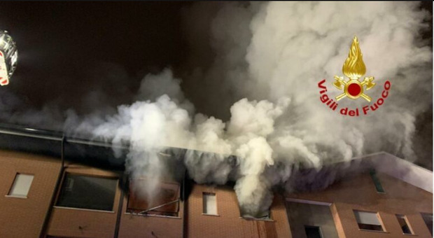 Incendio in un appartamento nel milanese, muore disabile 75enne: la moglie portata in ospedale, 20 persone evacuate