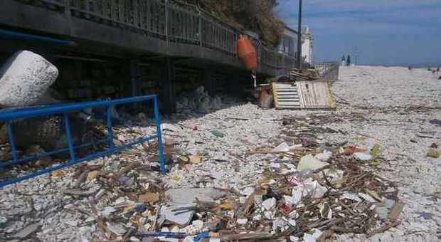 Ancona, spiagge erose e sporche Decoro e pulizia sono un optional