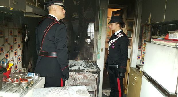 Roma, l'appartamento va a fuoco, carabinieri salvano un'anziana e il comandante la ospita a casa sua
