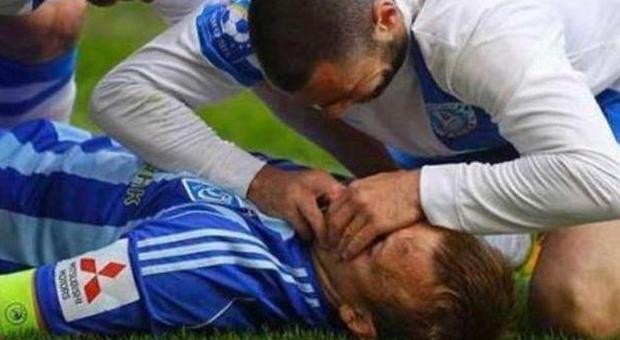 Il calciatore perde i sensi durante la partita: l'avversario lo rianima e gli salva la vita