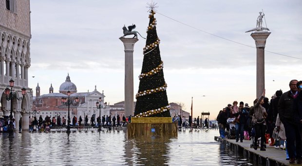 Venezia, torna l'acqua alta. Turisti in fuga, gli albergatori: «Tornate, non c'è pericolo»