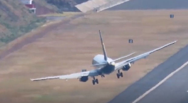 Ryanair, l'incredibile atterraggio con il vento di traverso: la manovra "crosswind landing" da brividi