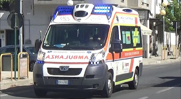 L'ambulanza è bloccata dalle auto parcheggiate: muore un uomo